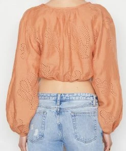 Brand new โค๏ธ Frame-denim ๐ฉ Women Shirred Crop Eyelet Blouse -- Terracotta ๐ 12 Frame-denim Women Shirred Crop Eyelet Blouse -- Terracotta